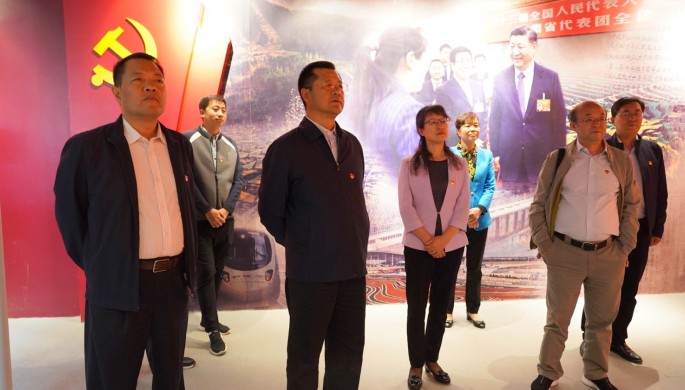 集團公司開展“不忘初心、牢記使命”主題黨日活動 <br/> — 參觀主題教育檔案文獻展