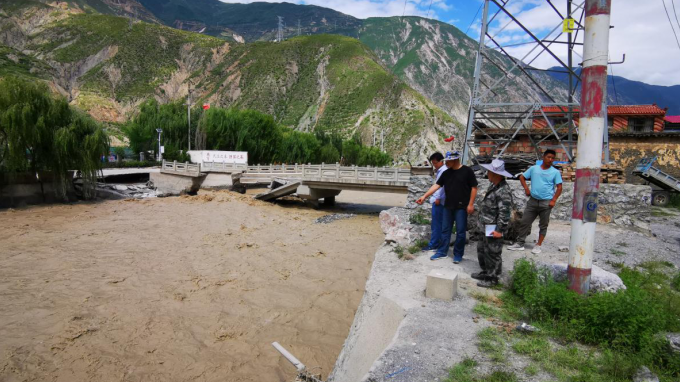 奮勇當(dāng)先戰(zhàn)水患 履職擔(dān)當(dāng)保安瀾<br/>—省水電設(shè)計(jì)院全力以赴參加搶險救災(zāi)工作