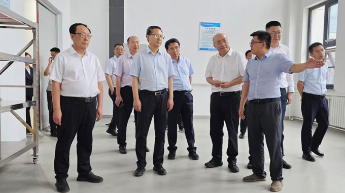 甘肅國投集團黨委書記、董事長成廣平一行到西部工程檢測研發(fā)基地調研