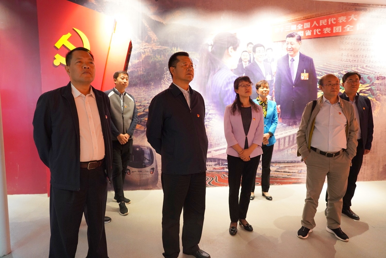 集團公司開展“不忘初心、牢記使命”主題黨日活動 <br/> — 參觀主題教育檔案文獻展